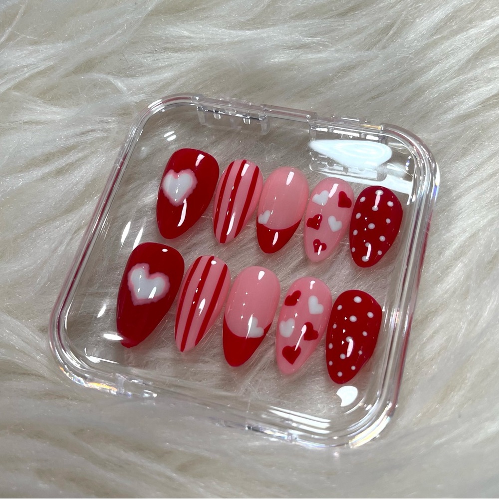 SALE!!!!!🚨🚨🚨🚨 Valentine’s set Pink and red press on nails with heart ❤️